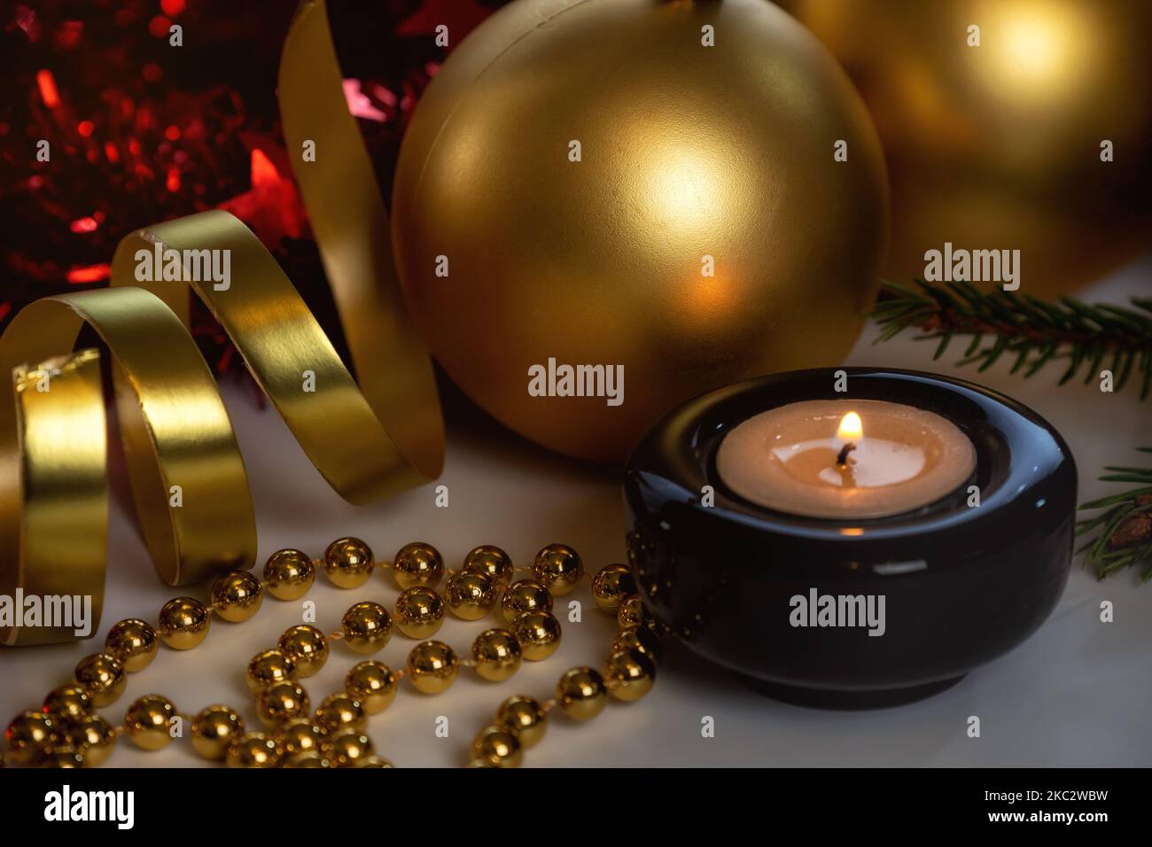 Bougie allumée dans un chandelier et décorations de Noël. Décoration de Noël, fond festif Banque D'Images