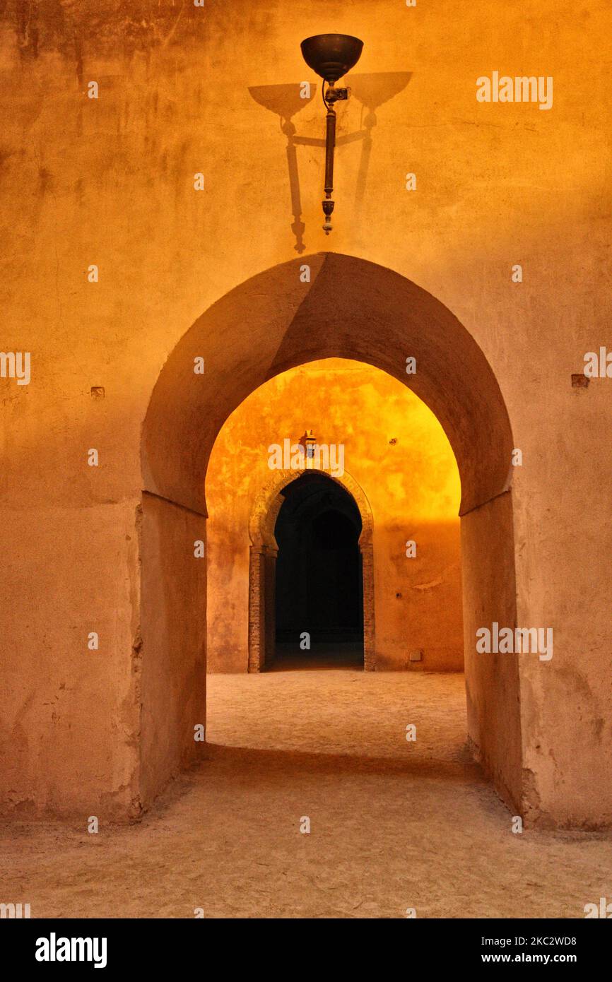 Granary royale Heri es-Souani dans la ville de Meknes, au Maroc. Heri es Souani (Heri es-Souani) est un ancien grenier royal construit au 17th siècle par le sultan Moulay Ismail. Le grenier royal a été construit pour résister à un siège d'une décennie et avait des murs massifs (4m d'épaisseur) avec des plafonds voûtés et un système souterrain d'eau douce. Les hauts plafonds et les petites fenêtres ont gardé le complexe frais en été et chaud en hiver, et ont aidé la circulation de l'air (important pour empêcher la détérioration du grain). Le grenier a entreposé le grain et le foin pour les écuries royales adjacentes. Une armée de chats a aidé à contrôler les rongeurs. Banque D'Images