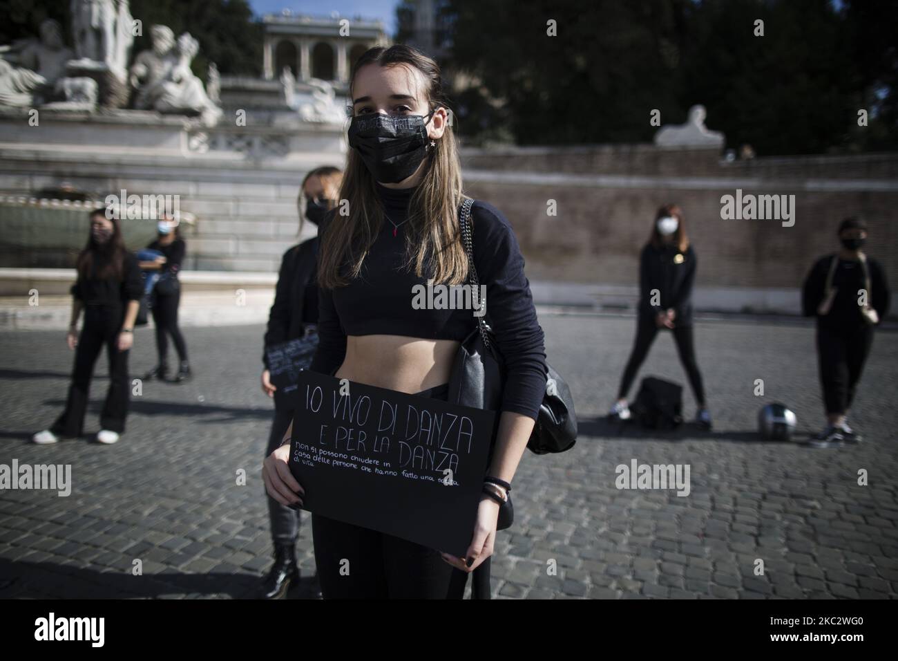 Les travailleurs des théâtres et des danseurs protestent contre la restriction du gouvernement mise en place pour arrêter la propagation de la pandémie du coronavirus Covid-19 à Rome, sur 29 octobre 2020. Le Premier ministre italien Giuseppe Conte a annoncé de nouvelles restrictions nationales concernant Covid-19, notamment la fermeture de salles de sport, de cinémas et de salles de cinéma. (Photo de Christian Minelli/NurPhoto) Banque D'Images