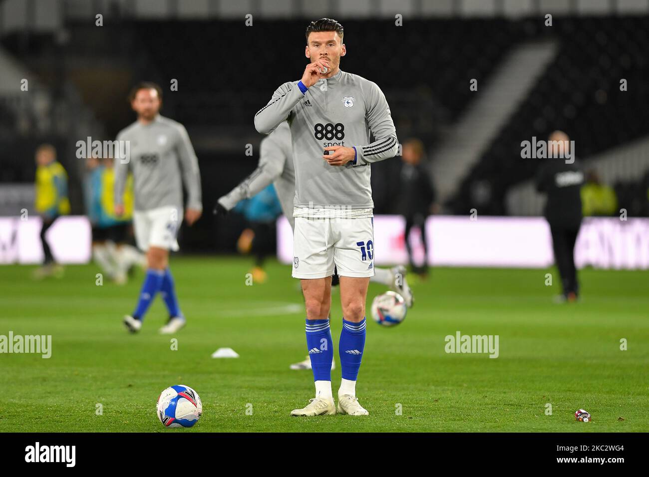 Kieffer Moore, de Cardiff City, se réchauffe avant le lancement du match de championnat Sky Bet entre Derby County et Cardiff City au Pride Park, Derby, le mercredi 28th octobre 2020. (Photo de Jon Hobley/MI News/NurPhoto) Banque D'Images