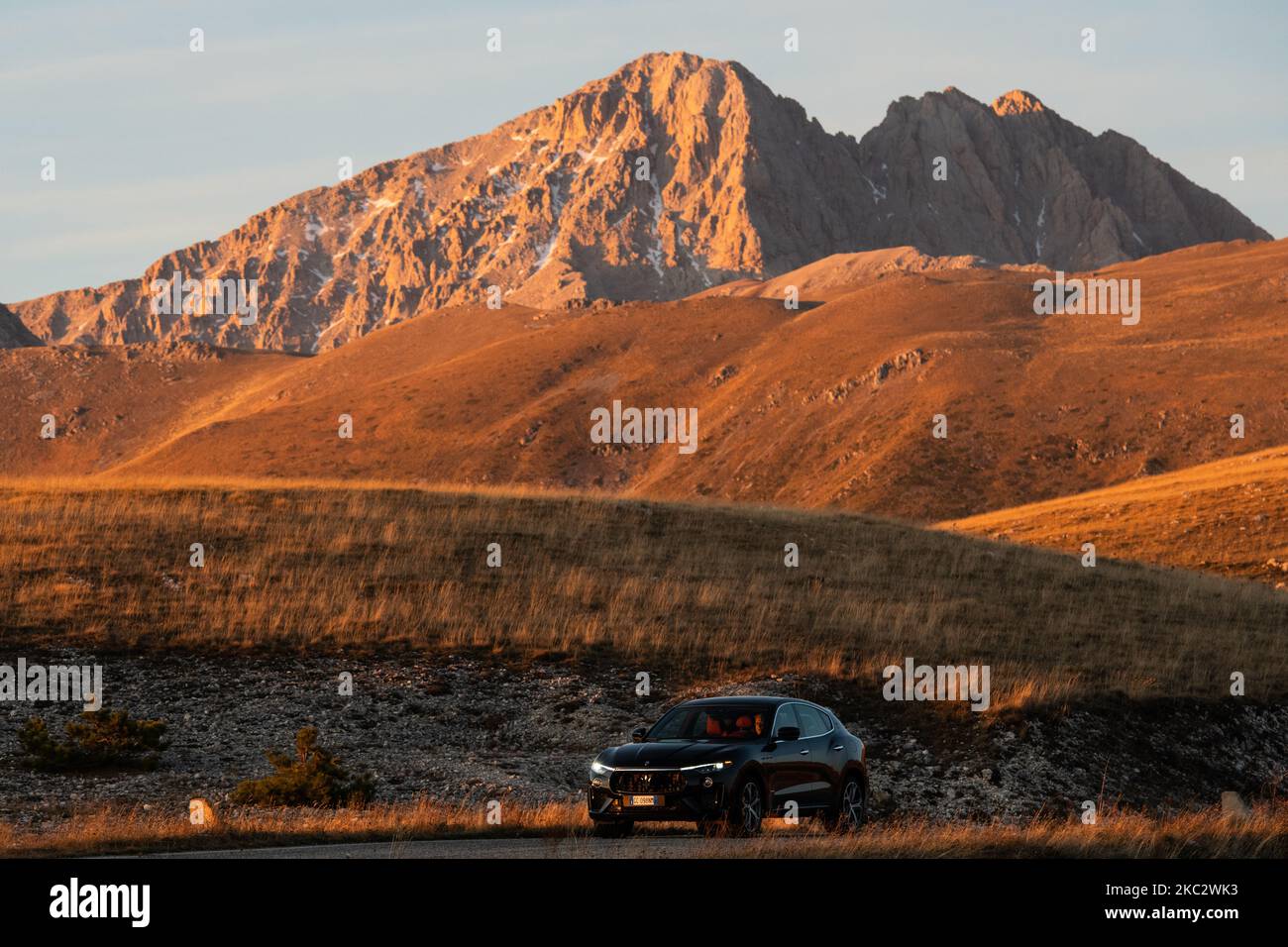 Maserati Levante V6 350 cv awd Gransport Q4 2021 équitation dans le Parc National de Gran Sasso d'Italia (Abruzzes, Italie) sur 28 octobre 2020. (Photo par Lorenzo Di Cola/NurPhoto) Banque D'Images