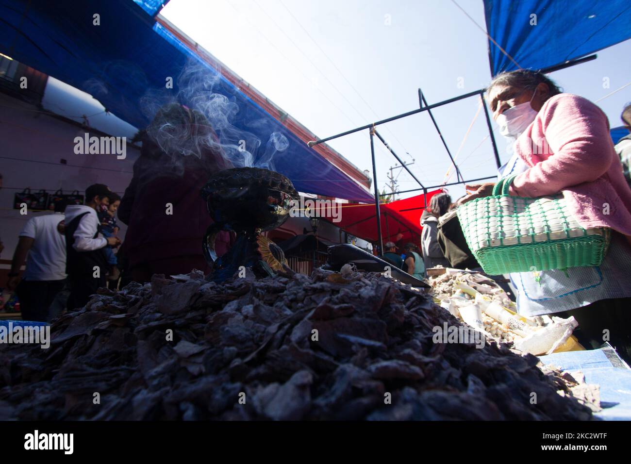 Le jour traditionnel de la tianguis morte à Ozumba, au Mexique, sur 28 octobre 2020. Le tianguis de Ozumba dans l'État du Mexique est plein d'histoires et de culture, avec ses piles de fruits et légumes sur le sol, il est l'un des plus vieux et plus grand au Mexique.sur les pentes de Popocatepetl est la ville d'Ozumba, Où cette tianguis se tient le mardi et le vendredi, l'un des plus divers dans l'État du Mexique, où vous pouvez tout trouver à des prix très bons. Pendant la saison du jour des morts, le marché de rue est plein de mysticisme, car il est dédié à tous les produits qui seront utilisés dans Banque D'Images