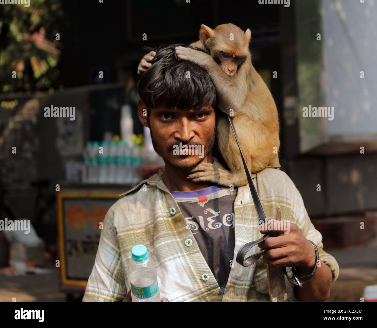 Un homme sans masque pose pour une image avec son singe à Connaught place sur 29 octobre 2020 à New Delhi. Le compte de Covid-19 en Inde a dépassé la barre des huit millions avec 49 881 cas en 24 heures. Alors que le nombre total de cas s'élevait à 8 040 203, le nombre de décès a également atteint 120 527, selon le ministère de la Santé et de la protection de la famille. (Photo de Mayank Makhija/NurPhoto) Banque D'Images