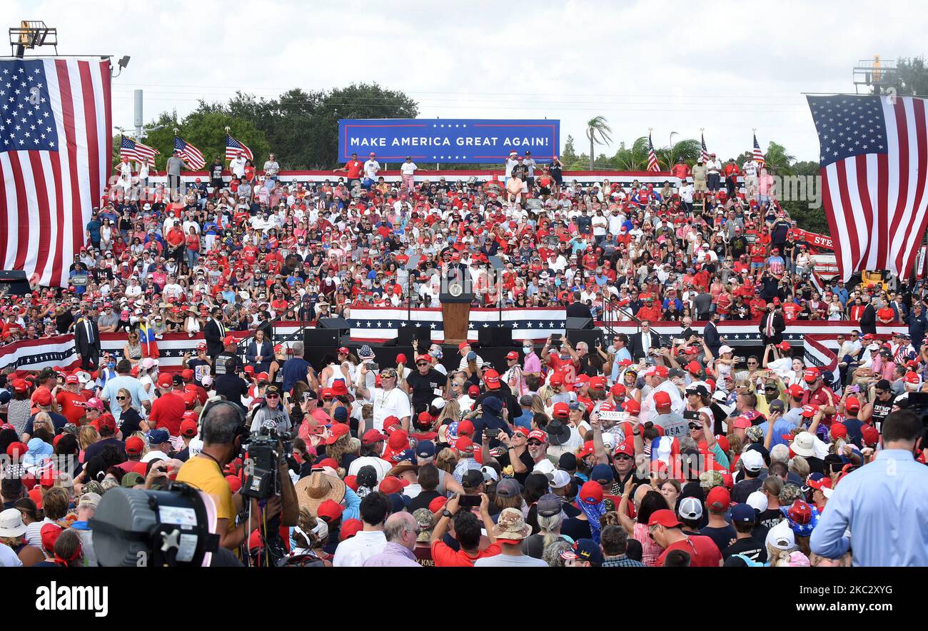 Le président américain Donald Trump s'adresse à ses partisans lors d'un rassemblement de campagne à l'extérieur du stade Raymond James, sur 29 octobre 2020, à Tampa, en Floride. Avec 5 jours avant l'élection de 3 novembre, Trump continue de faire campagne dans les États pivots contre le candidat démocrate à la présidence Joe Biden. (Photo de Paul Hennessy/NurPhoto) Banque D'Images