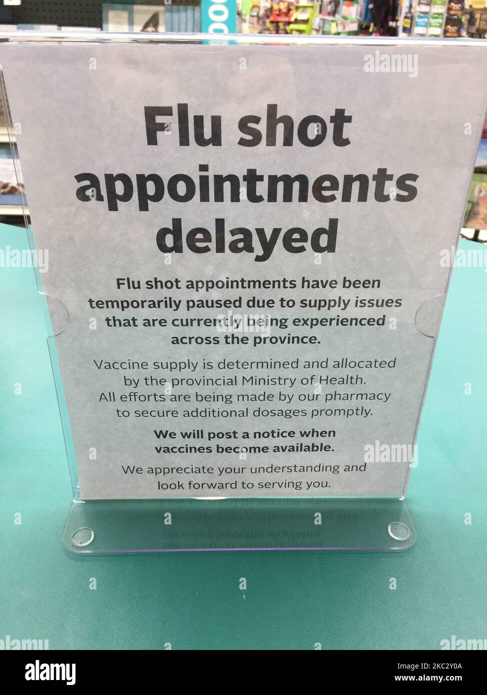 Signez à une pharmacie pour indiquer que les vaccins contre la grippe (vaccin contre la grippe) ne sont pas disponibles en raison d'une pénurie de vaccins pendant la nouvelle pandémie du coronavirus (COVID-19) à Toronto, Ontario, Canada, on 29 octobre 2020. La ville de Toronto a signalé 420 nouveaux cas de COVID-19 aujourd'hui, établissant un nouveau record d'une journée pour les cas quotidiens signalés dans une période de 24 heures depuis le début de la pandémie. Une partie du plan de prévention COVID-19 de l'Ontario consiste à obtenir un nombre record de vaccins contre la grippe pour inoculer autant de personnes que possible dans l'ensemble de la province. (Photo de Creative Touch Imaging Ltd./NurPhoto) Banque D'Images