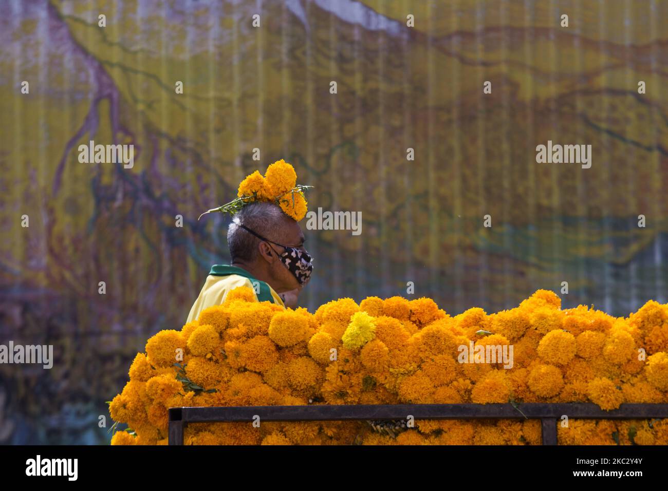 Au marché aux fleurs du Mercado de Jamaica, le jour traditionnel des fleurs mortes est vendu, comme le cempasúchil et le velours. Mexico, 28 octobre 2020. (Photo par Cristian Leyva/NurPhoto) Banque D'Images