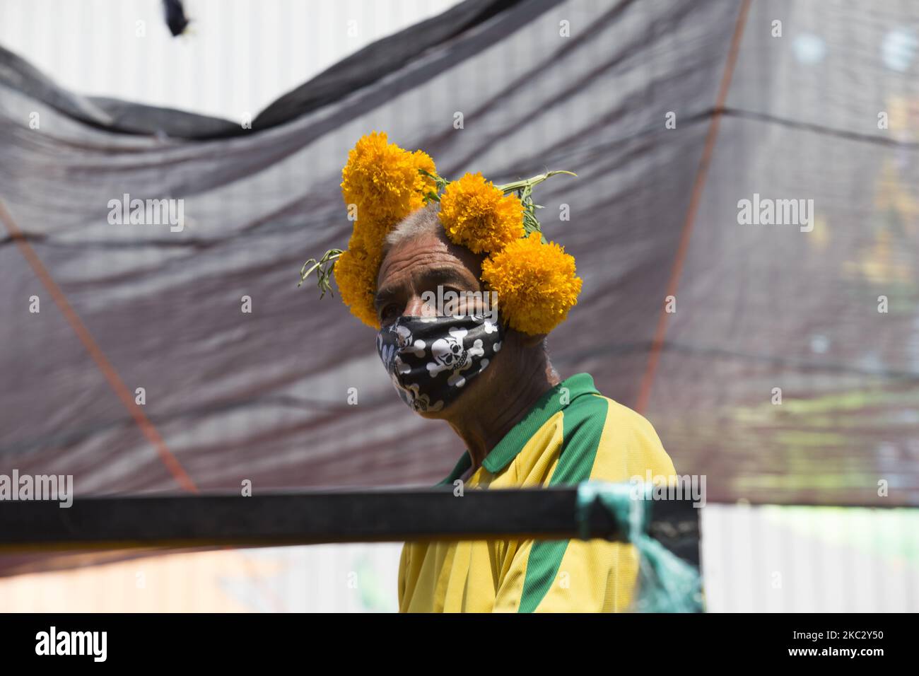 Au marché aux fleurs du Mercado de Jamaica, le jour traditionnel des fleurs mortes est vendu, comme le cempasúchil et le velours. Mexico, 28 octobre 2020. (Photo par Cristian Leyva/NurPhoto) Banque D'Images