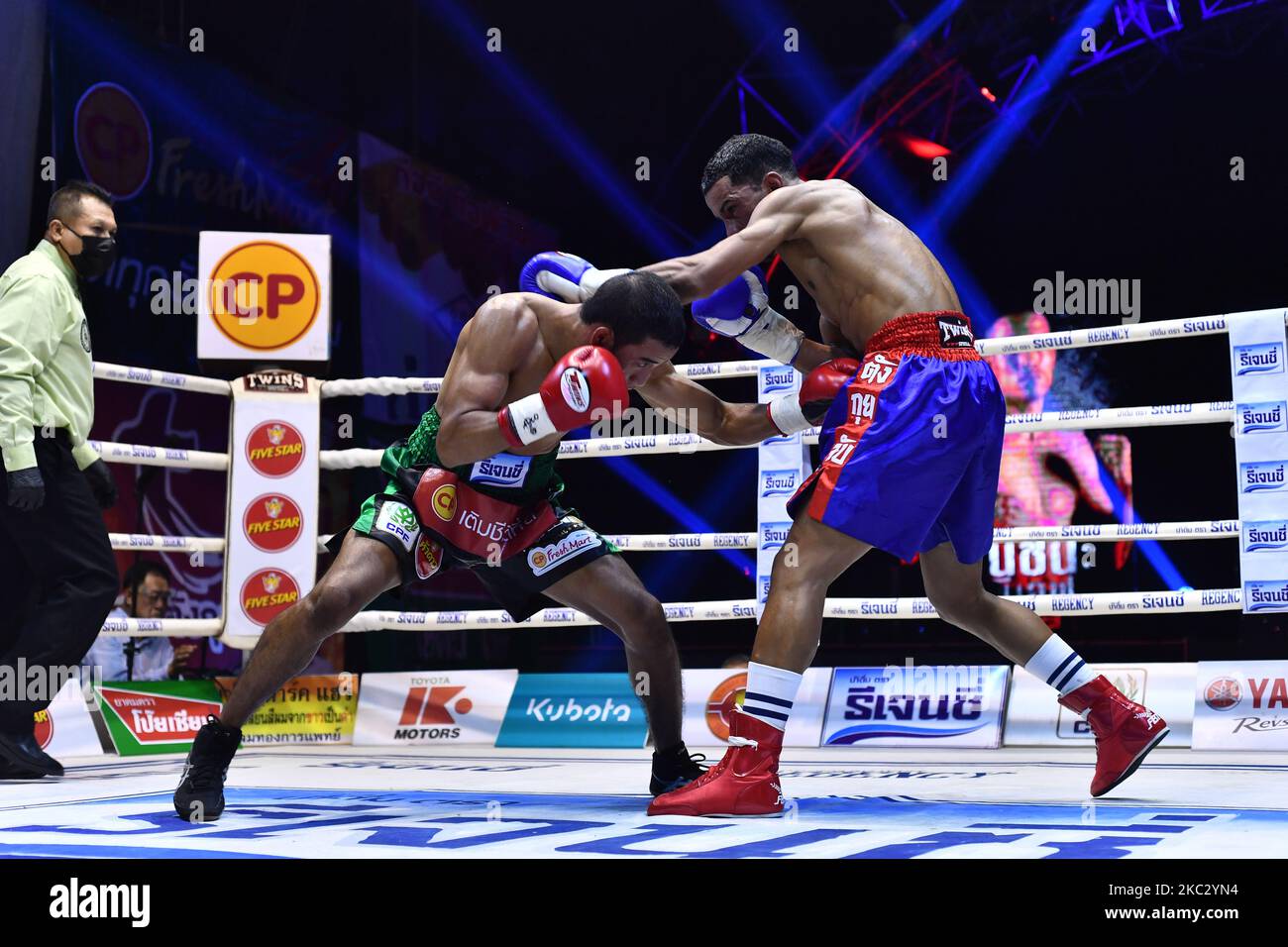 Wanchana Meenayothin de Thaïlande (rouge) poinçons Omar Elquers du Maroc pendant le combat de titre de WBC Asia Super Featherweight (130 LBS.) au stade de boxe international de Rangsit sur 30 octobre 2020 à Bangkok, en Thaïlande. (Photo de Vachira Vachira/NurPhoto) Banque D'Images