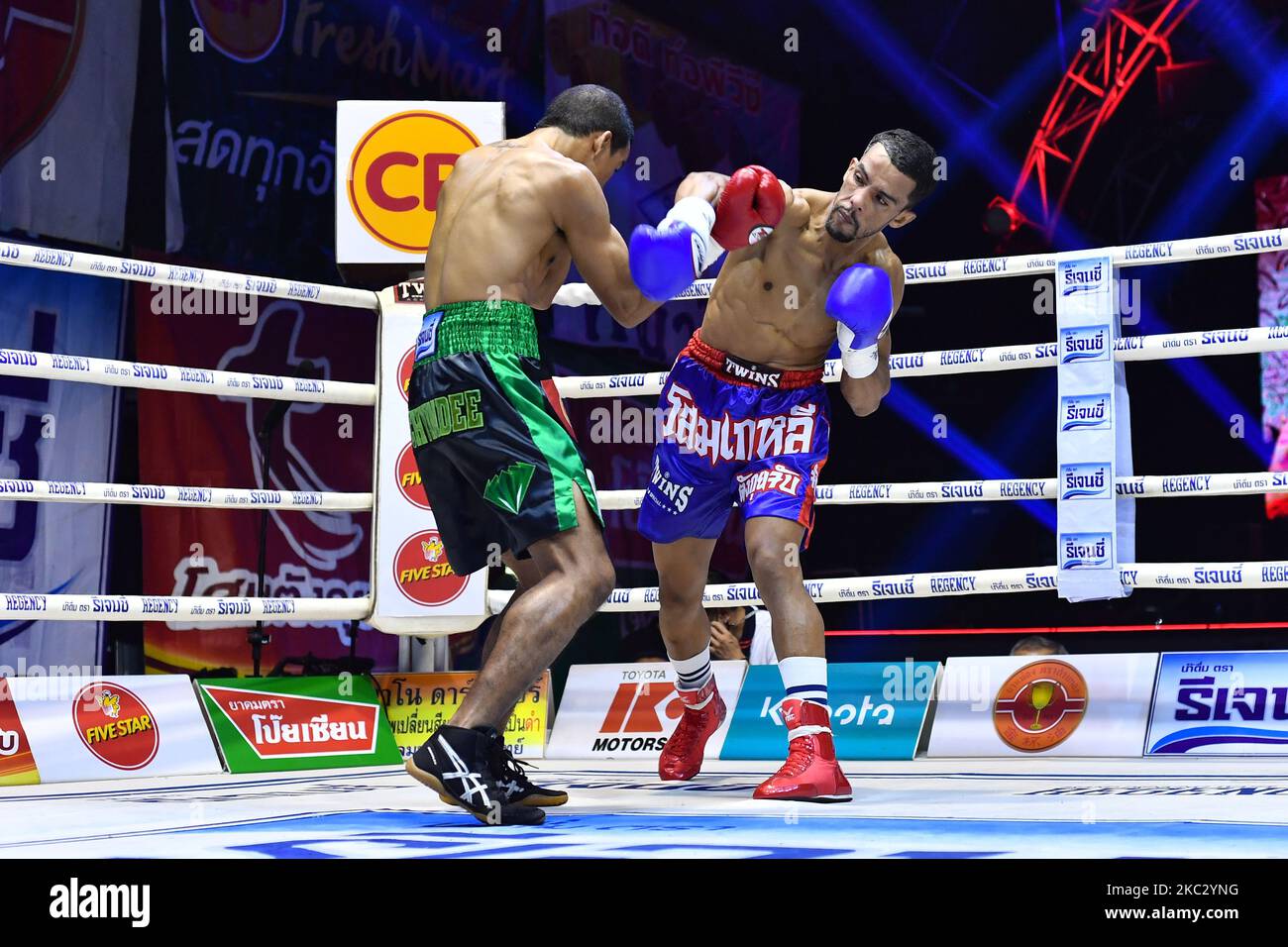 Omar Elquers du Maroc (bleu) poinçons Wanchana Meenayothin de Thaïlande pendant le combat de titre de WBC Asia Super Featherweight (130 LBS.) au stade de boxe international de Rangsit sur 30 octobre 2020 à Bangkok, en Thaïlande. (Photo de Vachira Vachira/NurPhoto) Banque D'Images