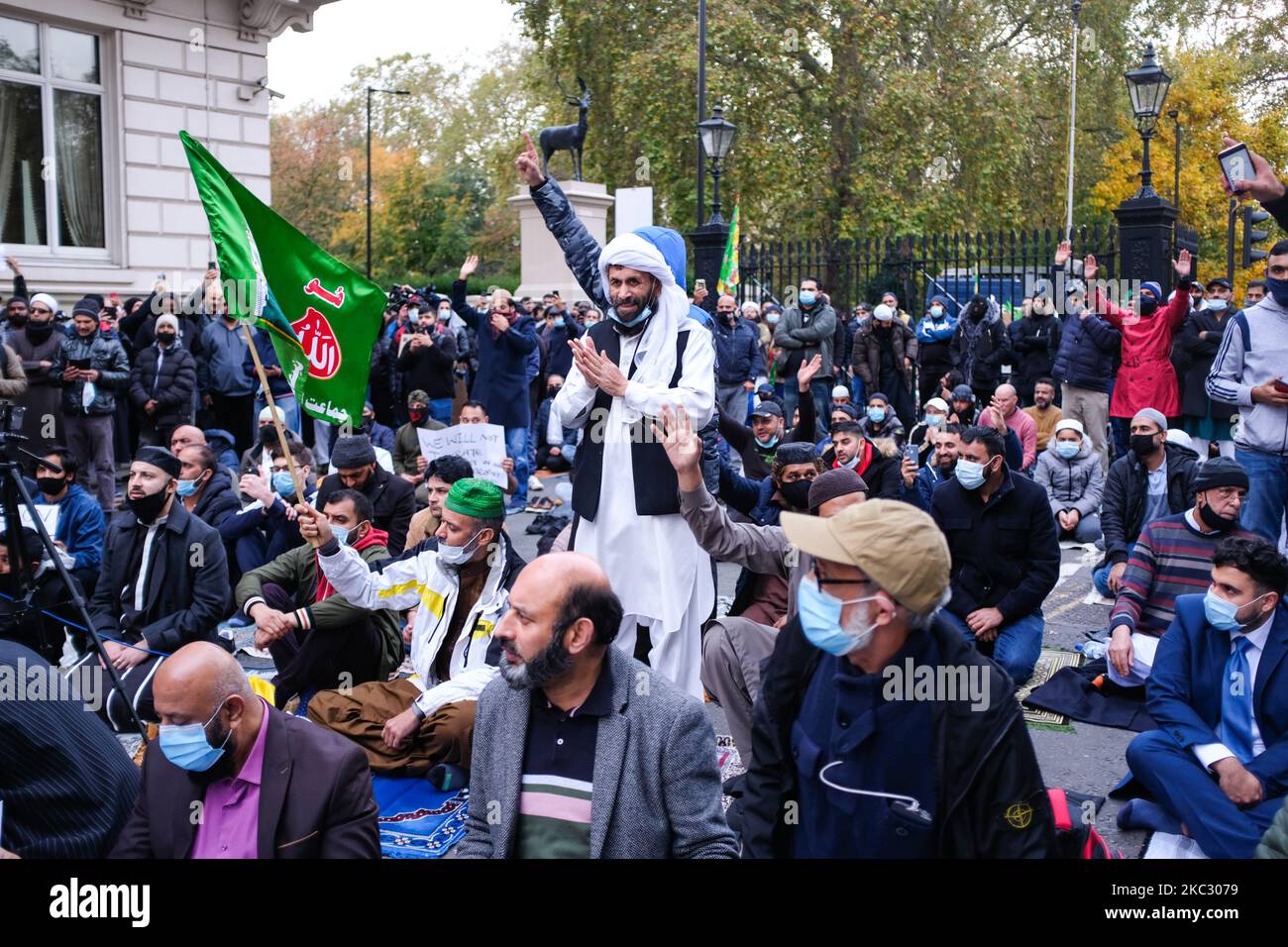 Les manifestants se rassemblent pour protester contre les commentaires du président français Emmanuel Macron défendant les caricatures du prophète Mohammed, à l'extérieur de l'ambassade de France à Londres sur 30 octobre 2020. (Photo par Alberto Pezzali/NurPhoto) Banque D'Images