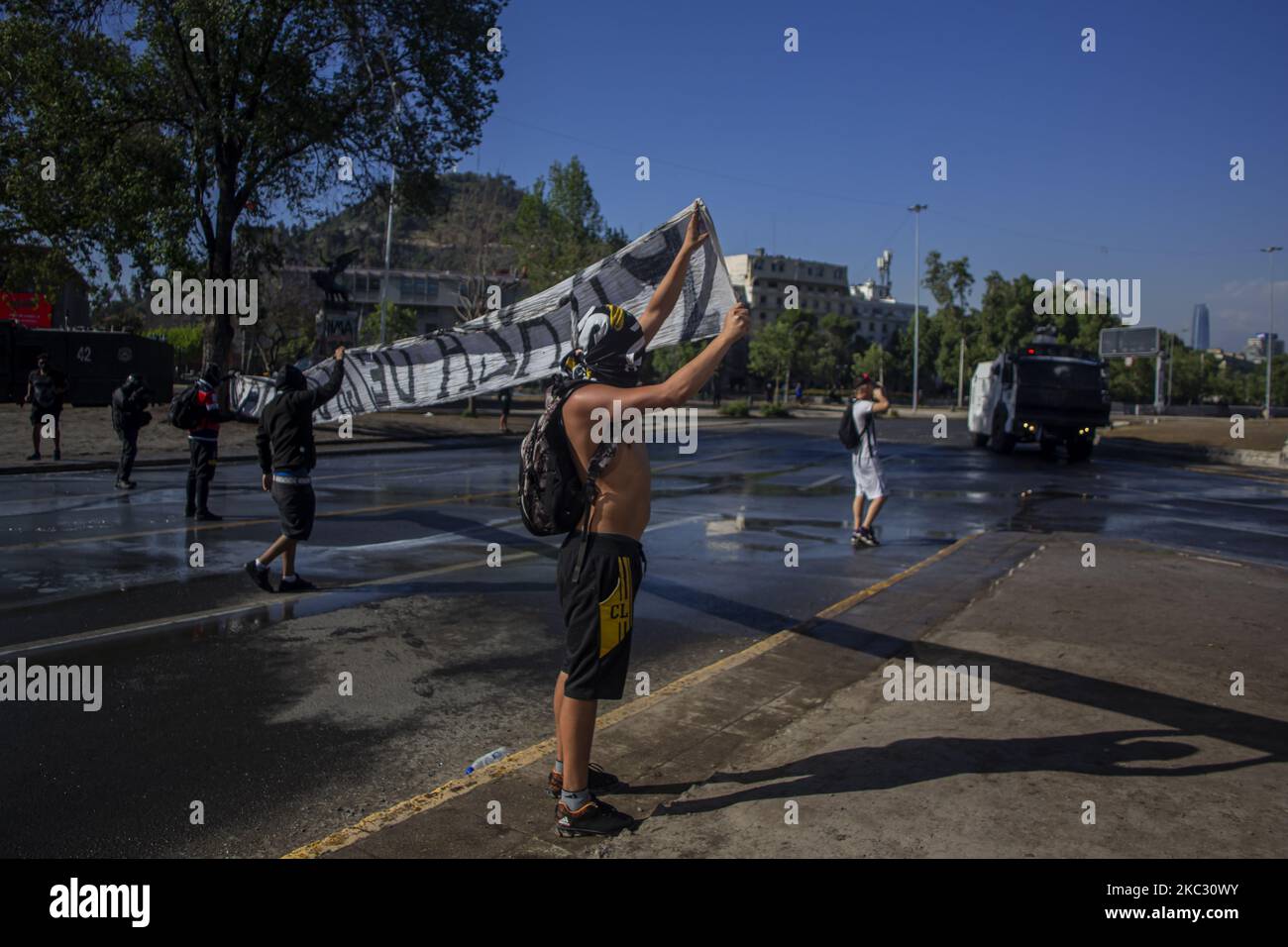 Une personne tient une toile sur 30 octobre 2020 à Santiago du Chili, au Chili. Au milieu de la manifestation et de la protestation pour la liberté des prisonniers politiques de la révolte sociale au Chili. Contre le gouvernement de Sebastian Pinera, l'inégalité sociale et le système néolibéral. (entre autres causes). (Photo de Claudio Abarca Sandoval/NurPhoto) Banque D'Images