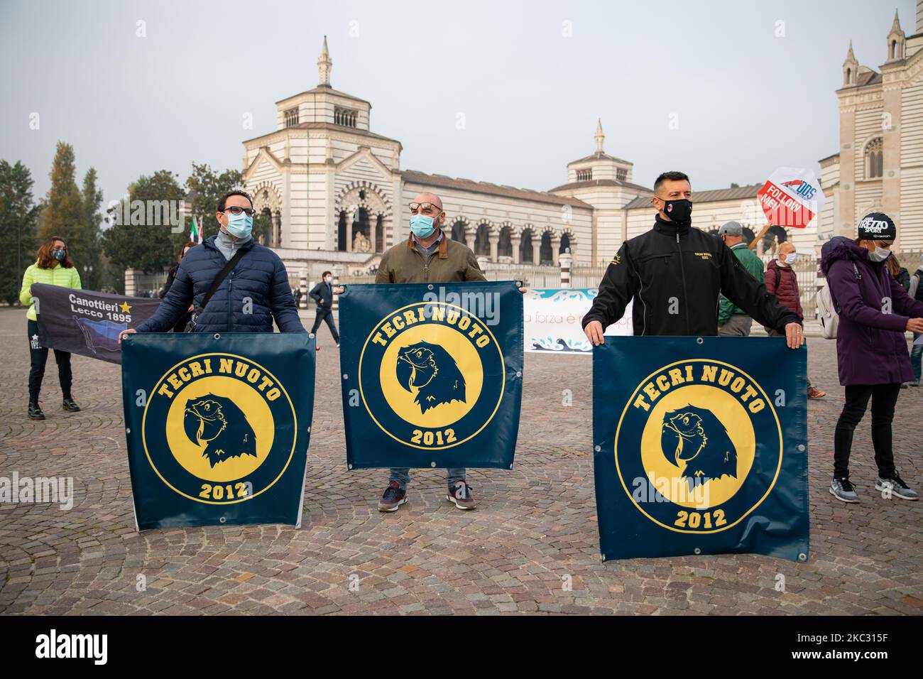 Sports et piscines travailleurs démonstration et flash mob devant le Cimitero Monumentale après les mesures imposées par les nouveaux gouvernements DPCM en raison de la pandémie du coronavirus (Covid-19) sur 31 octobre 2020 à Milan, Italie. (Photo par Alessandro Bremec/NurPhoto) Banque D'Images