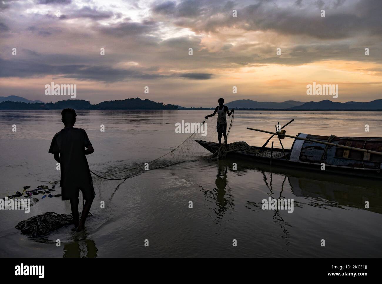 Les pêcheurs préparent et nettoient leurs filets de pêche sur la rivière Brahmaputra, au coucher du soleil, à Guwahati, le 31 octobre 2020. (Photo de David Talukdar/NurPhoto) Banque D'Images