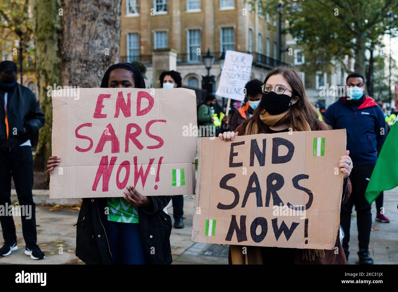 Un groupe de personnes se réunit pour protester contre la brutalité de la police spéciale anti-cambriolage nigériane (SRAS) à Londres, en Grande-Bretagne, le 31 octobre 2020. Le Secrétaire général de l'ONU, Antonio Guterres, a appelé à la fin de ce qu'il a appelé la « brutalité » par la police au Nigeria, qui a été ébranlé par deux semaines de manifestations. M. Guterres a déclaré que des hommes armés qui avaient ouvert le feu sur des manifestants pacifiques mardi soir à Lagos avaient causé des « morts multiples » et de nombreuses blessures. (Photo de Maciek Musialek/NurPhoto) Banque D'Images