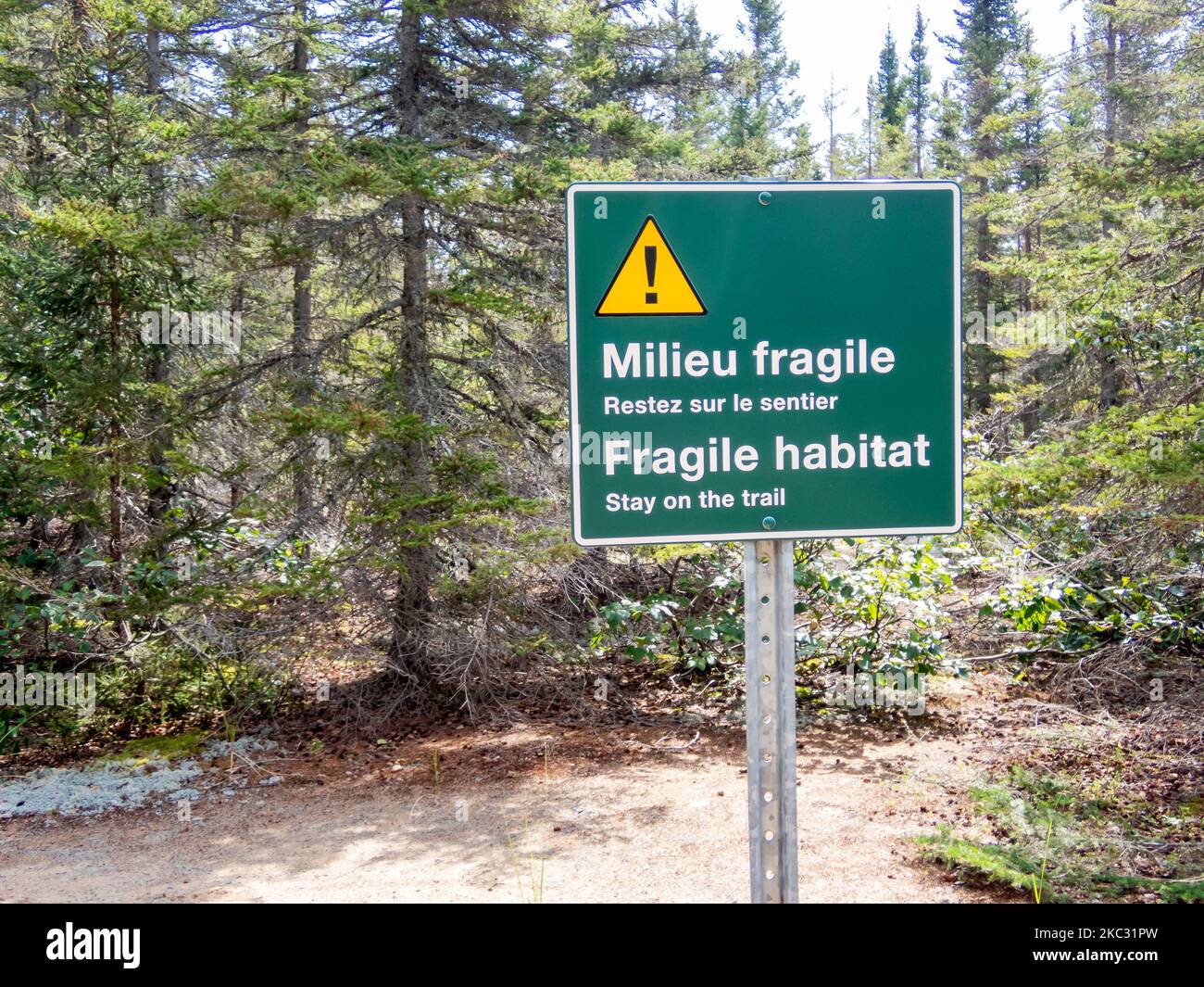 Habitat fragile rester sur le panneau de sentier. Panneau d'avertissement bilingue pour la conservation des zones sauvages. Banque D'Images