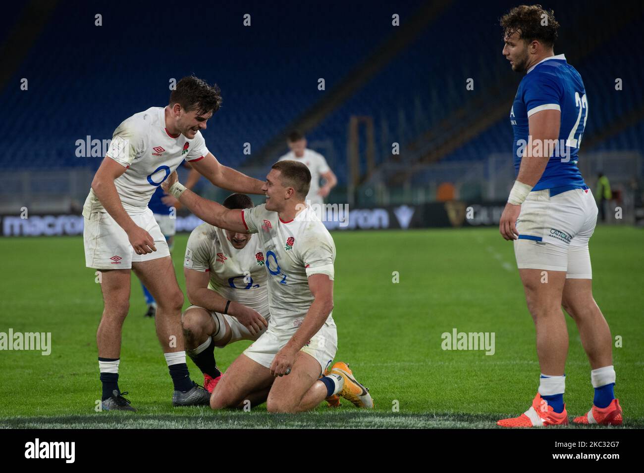 Numéro 12 de l'Angleterre Henry Slade et numéro 15 George Furbank célébrant après avoir fait un essai lors du championnat de rugby Guinness six Nations entre l'Italie et l'Angleterre au stade Olimpic (Stadio Olimpico) à Rome, en Italie, sur 31 octobre 2020. Le match se joue derrière des portes fermées à cause de Covid19 pandemy. (Photo par Lorenzo Di Cola/NurPhoto) Banque D'Images