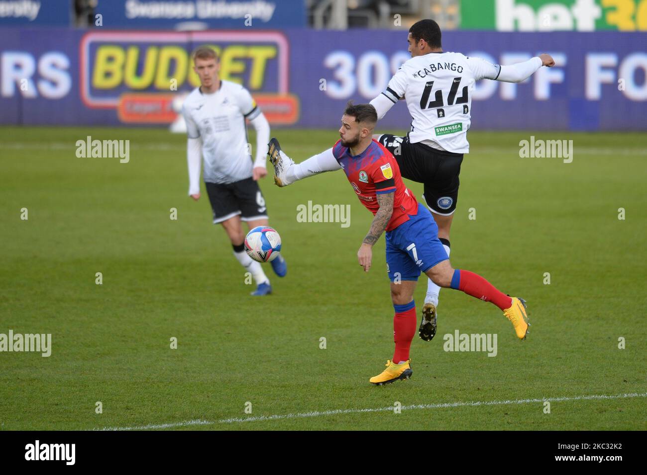 Adam Armstrong vies Ben Cabango lors du match de championnat de pari de ciel entre Swansea City et Blackburn Rovers au stade Liberty sur 31 octobre 2020 à Swansea, au pays de Galles. (Photo par MI News/NurPhoto) Banque D'Images