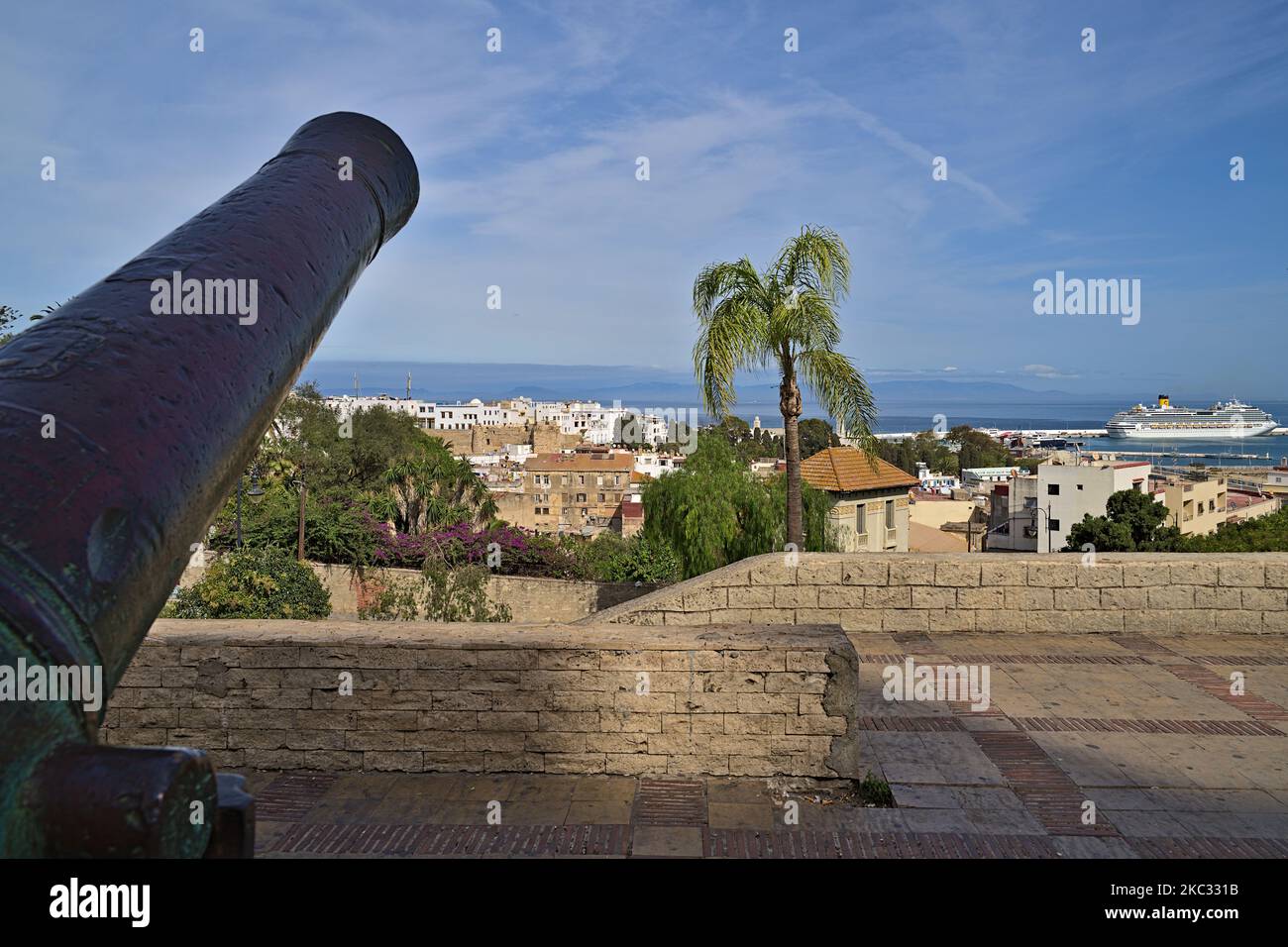 Vue sur le port de Tanger depuis le centre-ville Banque D'Images