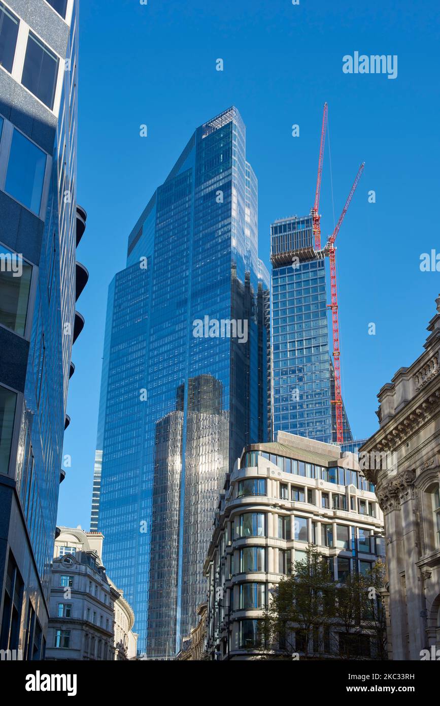 Vue sur le nouveau gratte-ciel de Bishopsgate en 22 depuis Bank, dans la ville de Londres, au Royaume-Uni, avec un reflet de la tour NatWest et des bâtiments environnants Banque D'Images