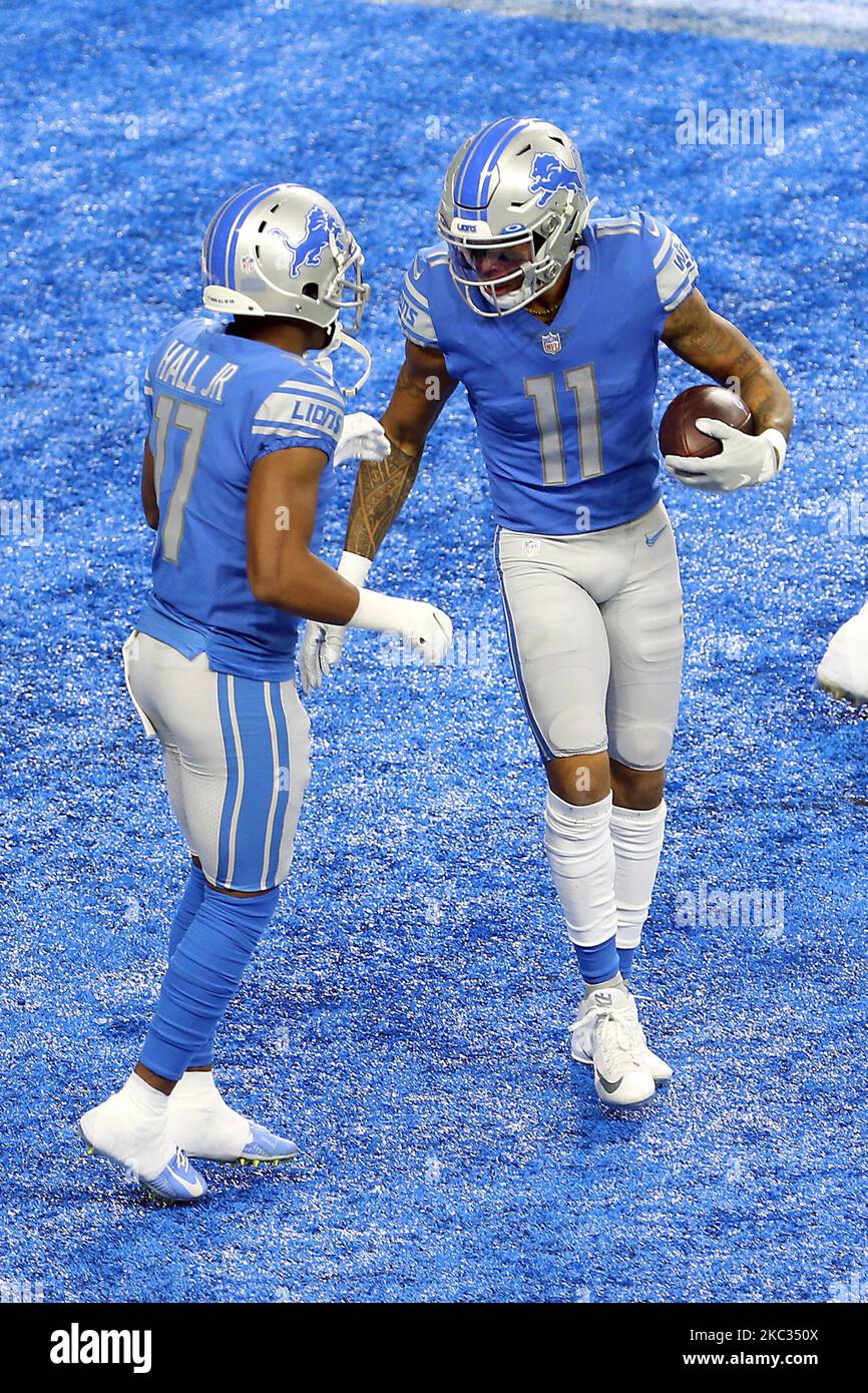 Marvin Jones, grand receveur des Detroit Lions (11), est félicité par Marvin Hall, grand receveur des Detroit Lions (17), après avoir effectué un touchdown sous la pression du cornerback des Indianapolis Colts Kenny Moore II (23) lors de la première moitié d'un match de football de la NFL contre les Indianapolis Colts à Detroit, Michigan, États-Unis, Le dimanche, 1 novembre 2020. (Photo par Amy Lemus/NurPhoto) Banque D'Images