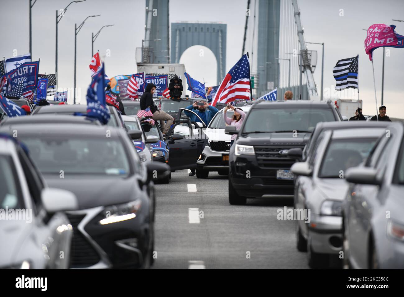 Une caravane de près de 400 voitures portant les panneaux et drapeaux de Trump a bouché les rues et les autoroutes à travers la ville de New York alors que leurs occupants menaient des automobilistes, s'arrêtaient sur des ponts et criaient des épithètes raciaux aux aux passants à la fin de l'élection présidentielle, le dimanche 1 novembre 2020. (Photo par B.A. Van Sise/NurPhoto) Banque D'Images