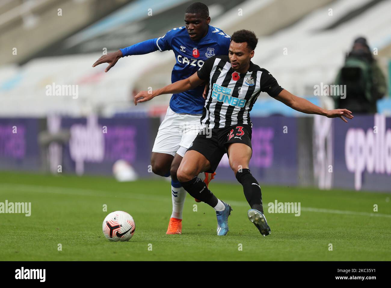 Jacob Murphy de Newcastle United lutte pour possession avec Niels Nkounkou d'Everton lors du match de la Premier League entre Newcastle United et Everton à St. James's Park, Newcastle, le dimanche 1st novembre 2020. (Photo de Mark Fletcher/MI News/NurPhoto) Banque D'Images