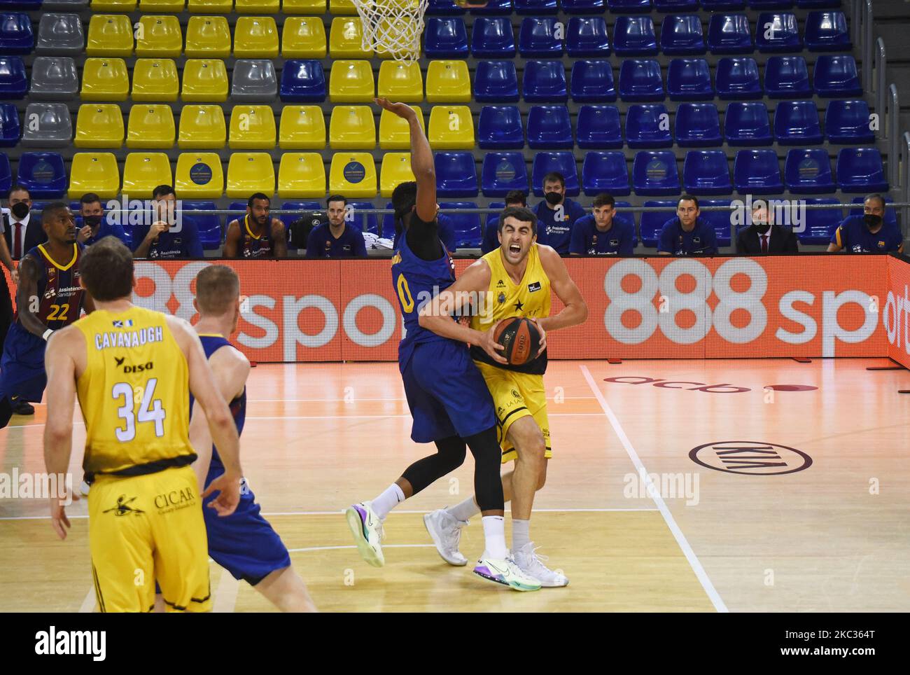 Giorgi Shermadini et Brandon Davies pendant le match entre le FC Barcelone et l'Iberostar Tenerife, correspondant à la semaine 9 de la Liga Endesa, joué au Palau Blaugrana, le 01st novembre 2020, à Barcelone, Espagne. (Photo de Noelia Deniz/Urbanandsport/NurPhoto) Banque D'Images