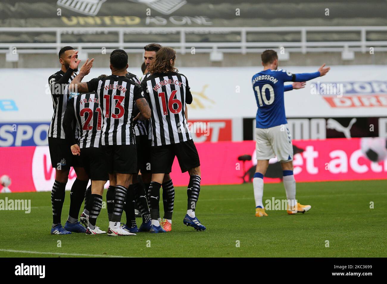 Callum Wilson fête avec ses coéquipiers après avoir obtenu le deuxième but de Newcastle United lors du match de la Premier League entre Newcastle United et Everton à St. James's Park, Newcastle, le dimanche 1st novembre 2020. (Photo de Mark Fletcher/MI News/NurPhoto) Banque D'Images