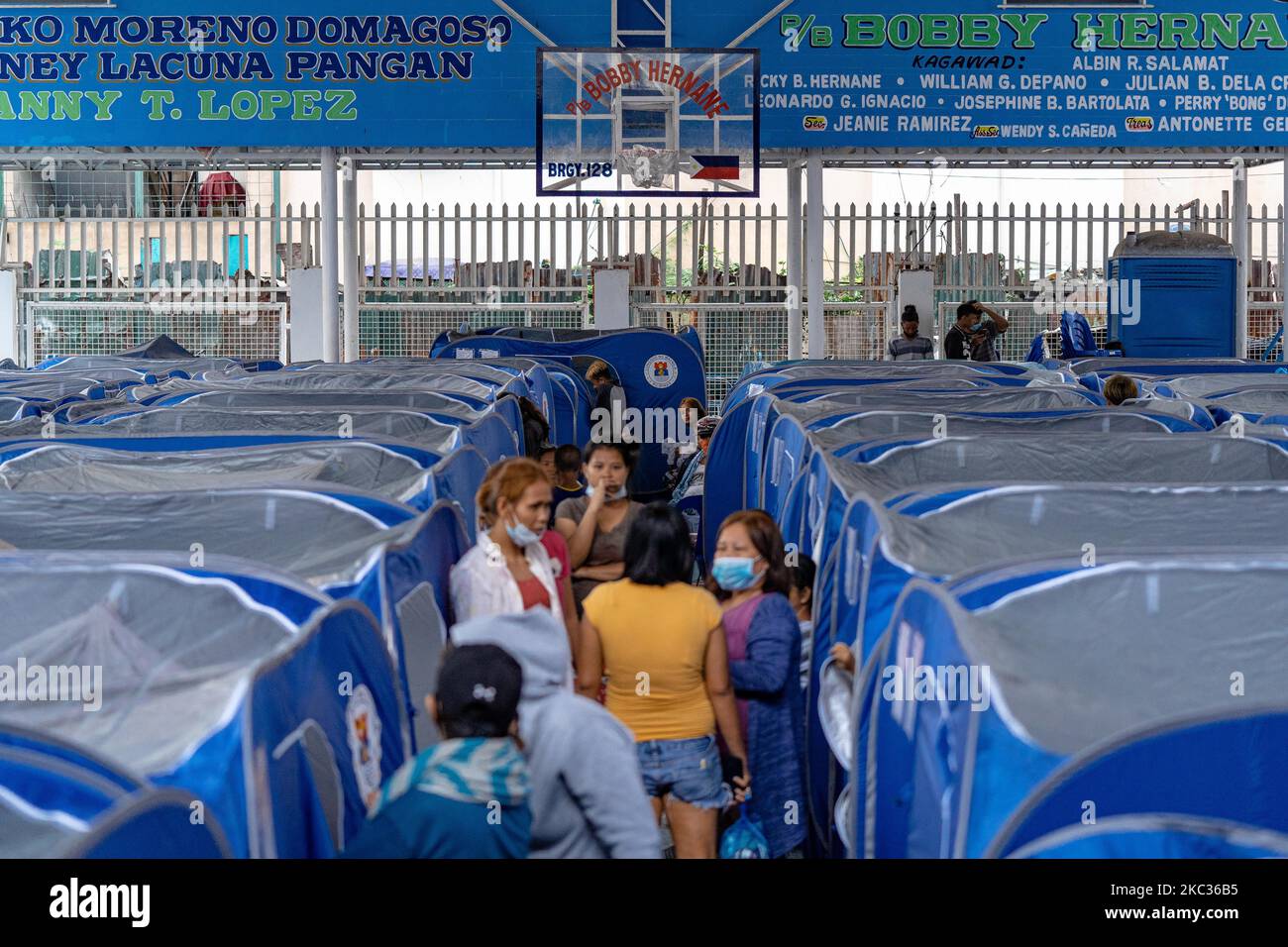 105 familles qui vivent près de Manila Bay séjournent actuellement au BGY. 128 complexe en tant que résidents de la région métropolitaine de Manille se prépare à l'attaque du typhon Rolly. Tondo dans la région métropolitaine de Manille, Philippines sur 1 novembre 2020. Le Super Typhoon Goni, la tempête la plus puissante du monde depuis quatre ans, s'est écrasé dimanche à travers les Philippines, détruisant des bâtiments, renversant des arbres et provoquant des inondations et des glissements de terrain. (Photo de Mohd Sarajan/NurPhoto) Banque D'Images