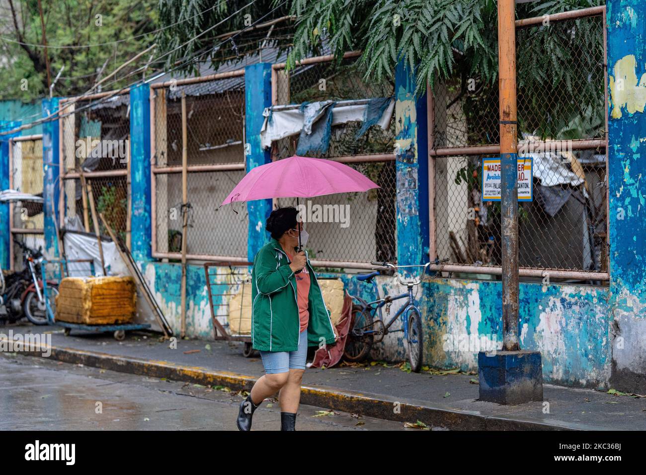 Une scène de Tondo, Manille avant le typhon Goni. Métro de Manille, Philippines sur 1 novembre 2020. Le Super Typhoon Goni, la tempête la plus puissante du monde depuis quatre ans, s'est écrasé dimanche à travers les Philippines, détruisant des bâtiments, renversant des arbres et provoquant des inondations et des glissements de terrain. (Photo de Mohd Sarajan/NurPhoto) Banque D'Images