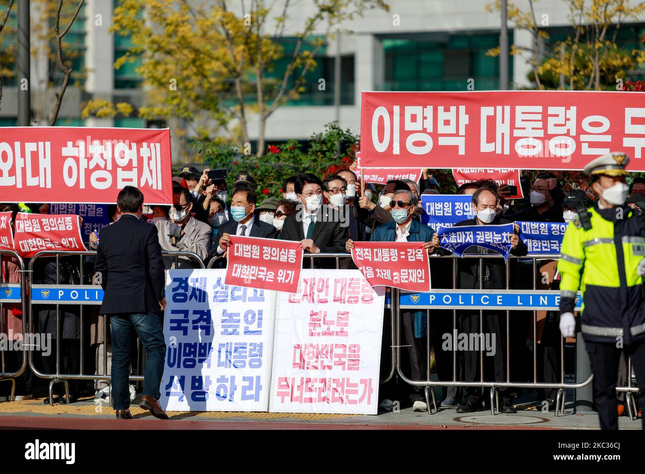 Les partisans protestant contre la confirmation par l'ancien président sud-coréen Lee Myung-bak de sa peine de prison de 17 ans protestent devant le Centre de détention de l'est de Séoul, qui insiste sur l'innocence de Lee contre 2 novembre 2020 à Séoul, en Corée du Sud. (Photo de Chris Jung/NurPhoto) Banque D'Images