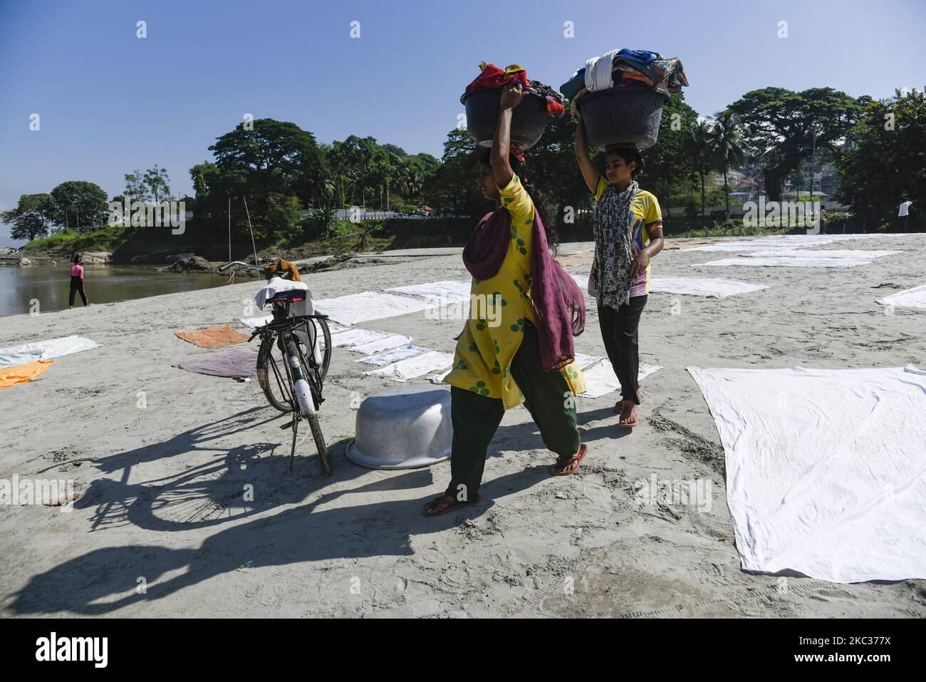 Les femmes arrivent sur les rives du fleuve Brahmaputra pour laver les vêtements, à Guwahati, en Inde, le 02 novembre 2020. (Photo de David Talukdar/NurPhoto) Banque D'Images