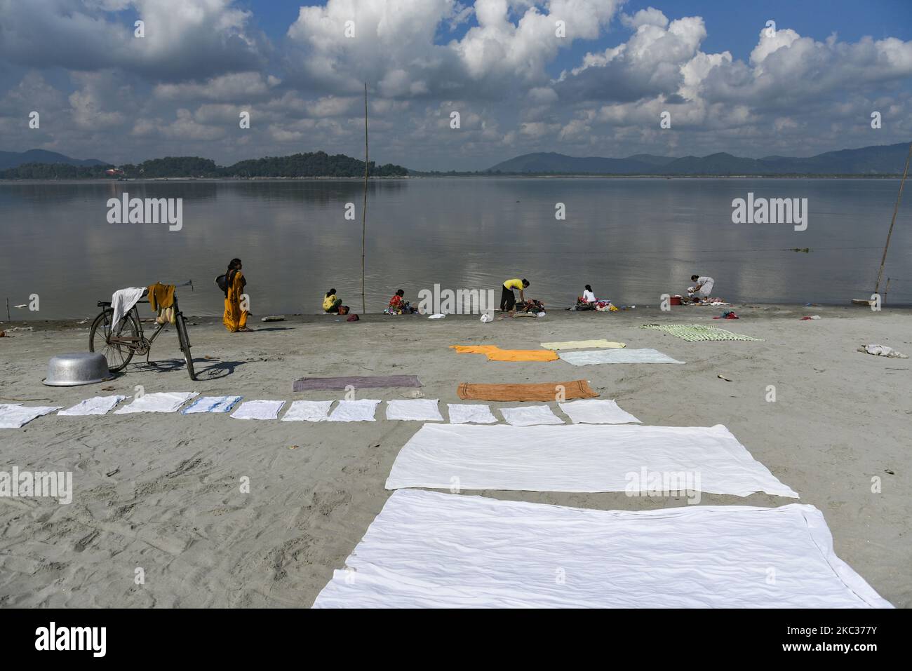 Les femmes lavant des vêtements sur les rives du fleuve Brahmaputra, à Guwahati, en Inde, le 02 novembre 2020. (Photo de David Talukdar/NurPhoto) Banque D'Images