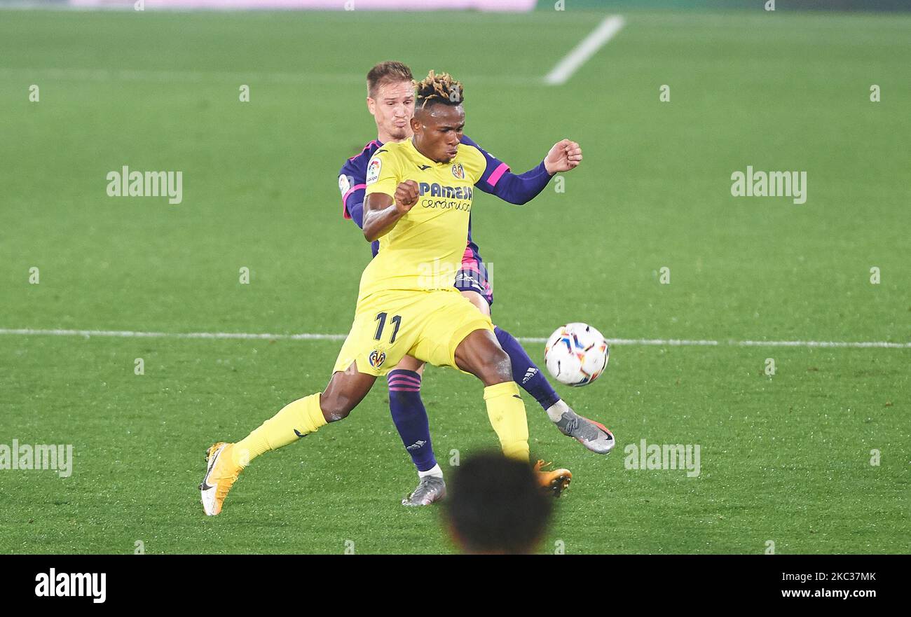 Samuel Chukwueze de Villarreal CF et Raul Carnero de Valladolid pendant la Ligue Santander Mach entre Villarreal et Valladolid à l'Estadio de la Ceramica sur 2 novembre 2020 à Vila-Real, Espagne (photo de Maria José Segovia/NurPhoto) Banque D'Images