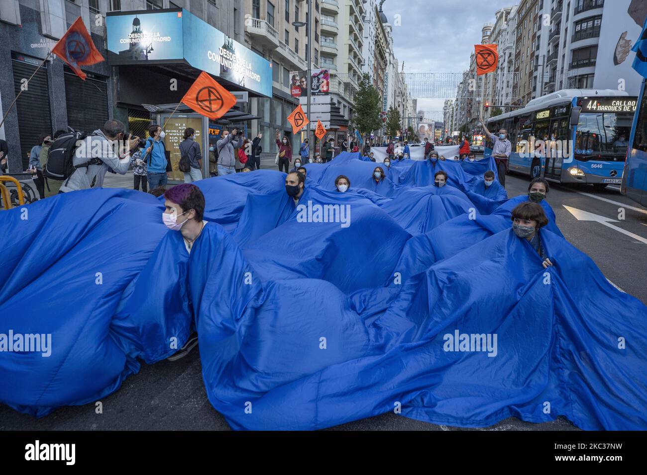 Action de la rébellion d'extinction (XR) pour avertir de l'augmentation du niveau des mers à Madrid le 2nd novembre 2020. (Photo par Oscar Gonzalez/NurPhoto) Banque D'Images