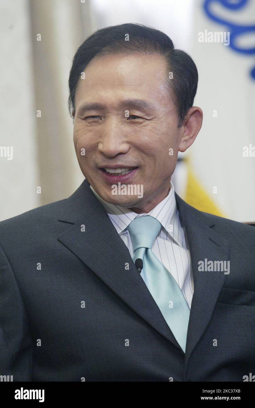 Entretien médiatique de l'ex-président sud-coréen Lee Myeong Bak à l'hôtel de ville de Séoul, en Corée du Sud, le 4 septembre 2005. L'ancien président Lee Myung-bak a été de nouveau mis derrière les barreaux lundi après-midi, suite à la décision de la Cour suprême la semaine dernière de confirmer une peine d'emprisonnement de 17 ans prononcée par un tribunal d'appel dans une affaire de corruption. (Photo de Seung-il Ryu/NurPhoto) Banque D'Images