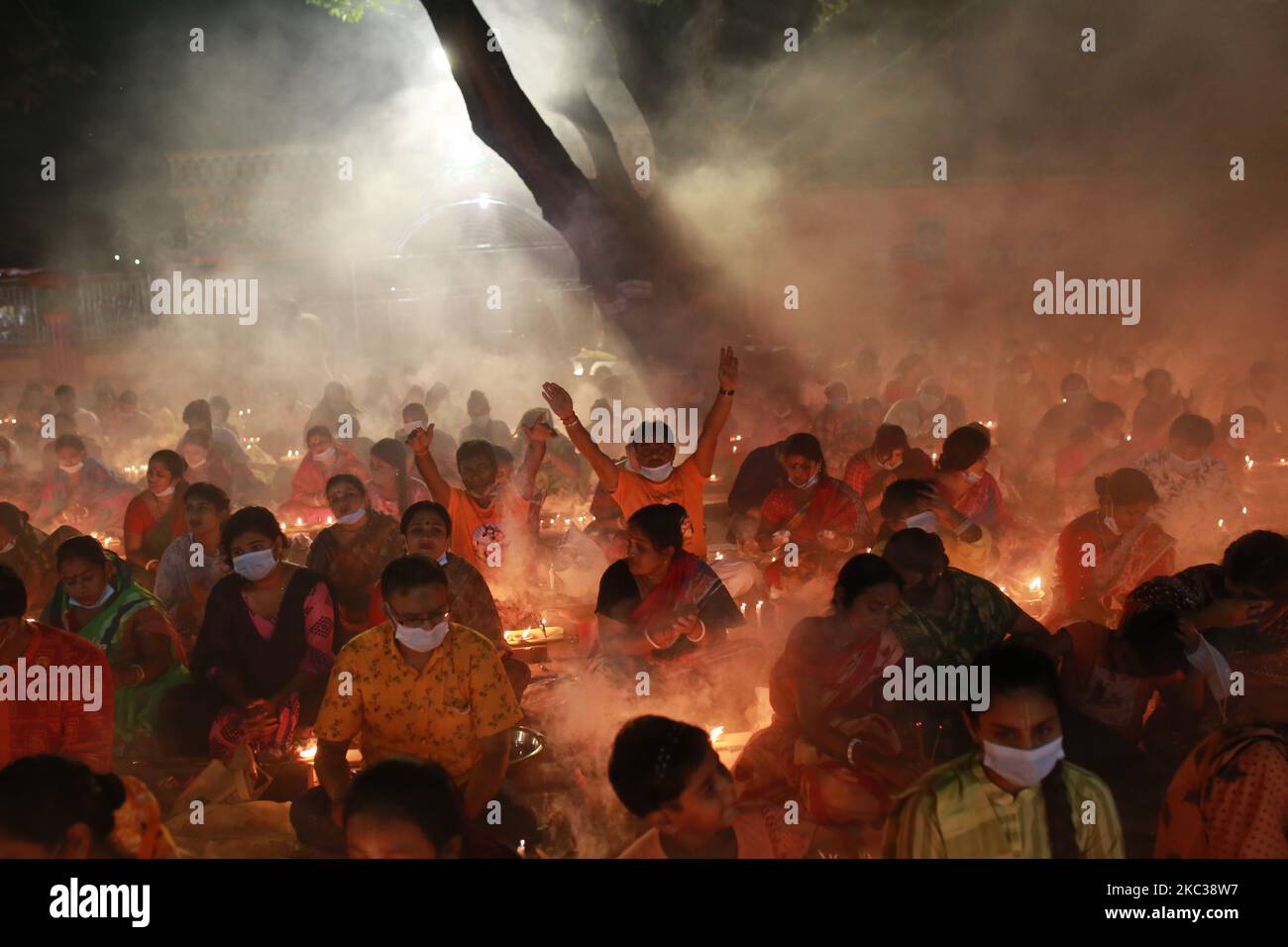 Les dévotés hindous célèbrent Rakher Upobash, une occasion de religion hindoue au temple de Lokenath Brahmachari à Narayangonj près de Dhaka, au Bangladesh, sur 3 novembre 2020. (Photo de Rehman Asad/NurPhoto) Banque D'Images