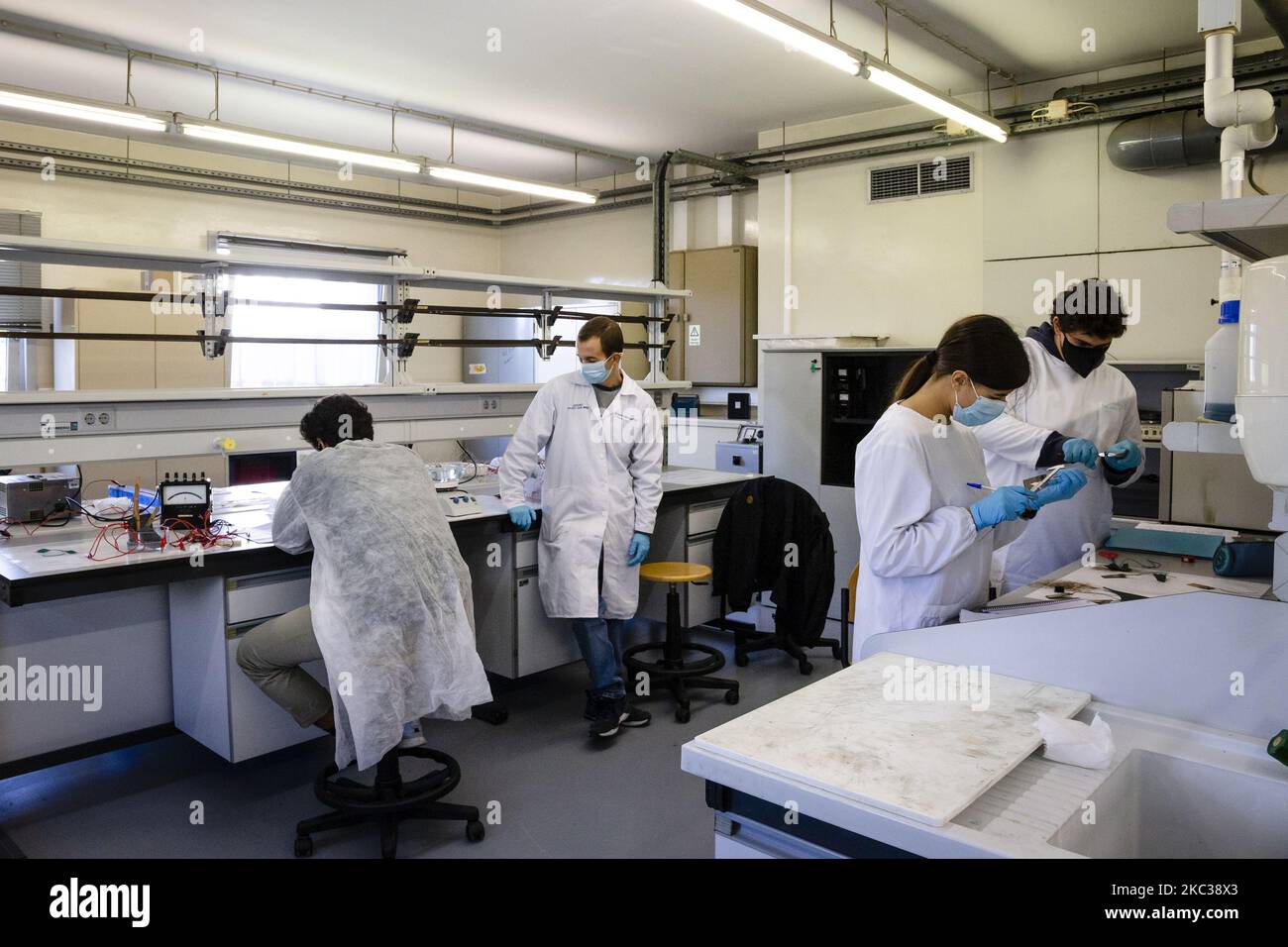 La vie quotidienne des étudiants de la Faculté d'Ingénierie de l'Université de Porto, en périodes de covid-19, avec des règles d'utilisation obligatoire du masque, de distance sociale et d'hygiène, sur 3 novembre 2020, à Porto, Portugal. (Photo de Rita Franca/NurPhoto) Banque D'Images