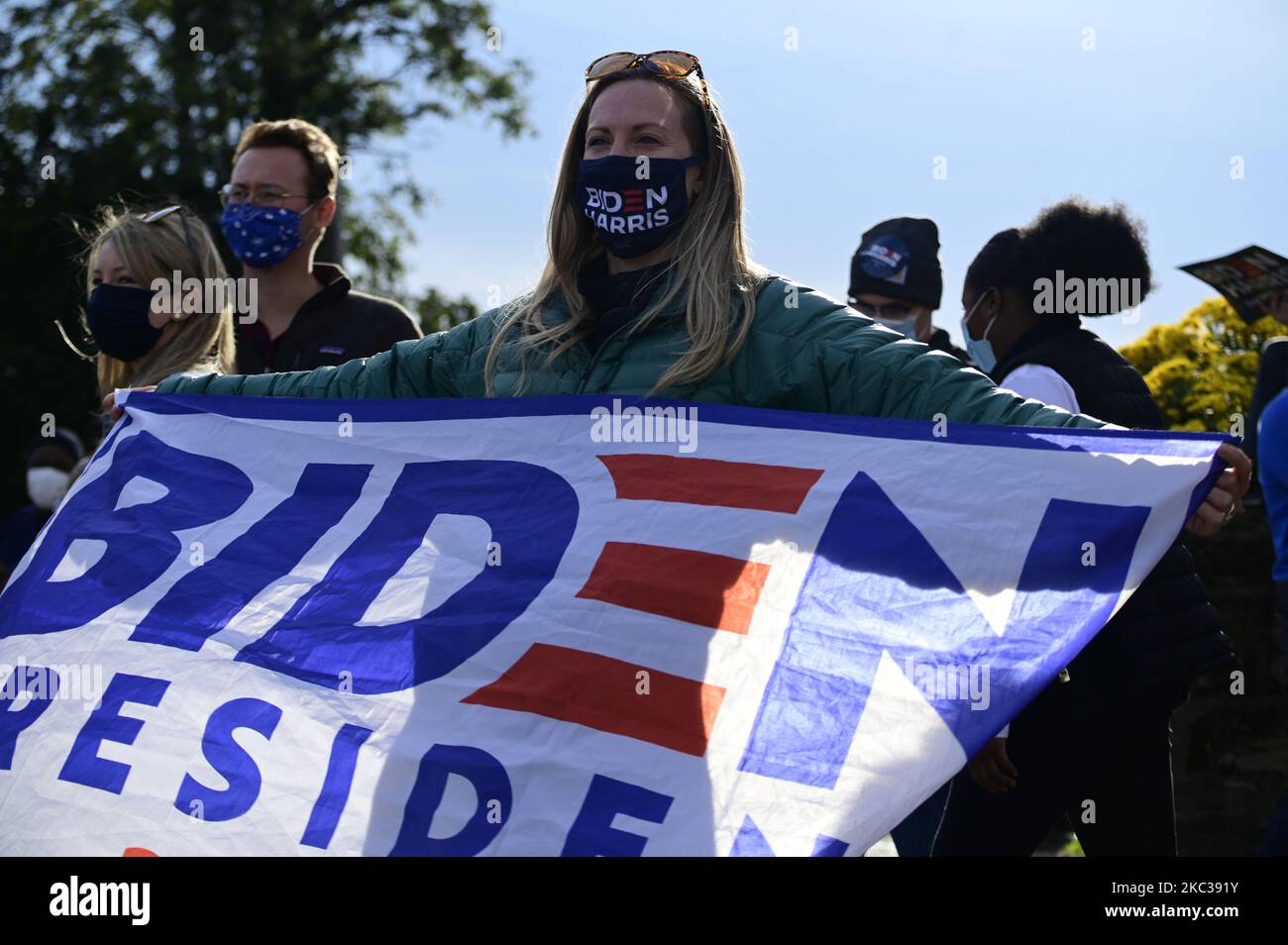 Un partisan porte un drapeau tandis que l'ancien vice-président Joe Biden, candidat démocrate, fait un arrêt de campagne le jour des élections à Philadelphie, en Pennsylvanie. États-Unis, on 3 novembre 2020. (Photo de Bastiaan Slabbers/NurPhoto) Banque D'Images