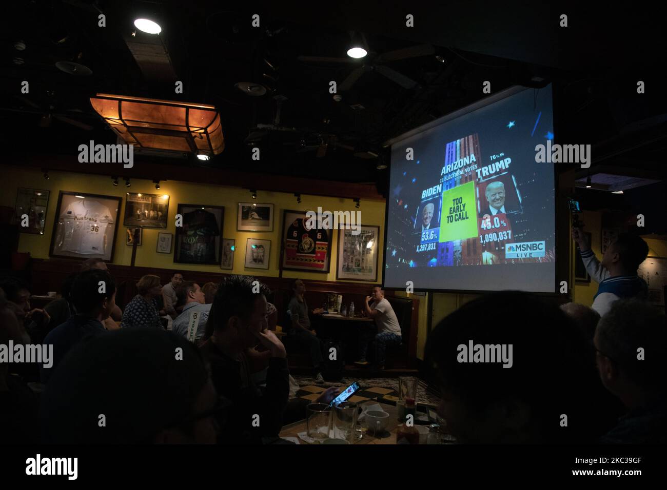 Les gens regardent les résultats des élections de 2020 et les analyses en direct sur MSNBC au bar local, à Taipei, Taïwan, sur 4 novembre 2020. (Photo par Annabelle Chih/NurPhoto) Banque D'Images