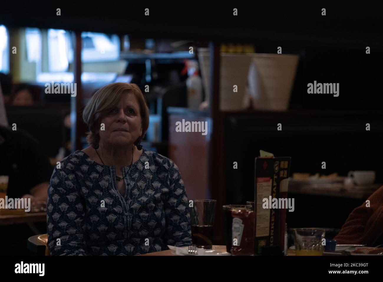 Les gens regardent les résultats des élections de 2020 et les analyses en direct sur MSNBC au bar local, à Taipei, Taïwan, sur 4 novembre 2020. (Photo par Annabelle Chih/NurPhoto) Banque D'Images