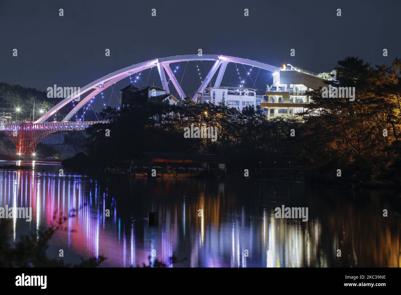 Une vue nocturne de 'The Bridge on the River Changwon Kwai' à Changwon-City, Corée du Sud, le 29 octobre 2020. Le pont est relié à Gubok-RI et Jeodo-Island. (Photo de Seung-il Ryu/NurPhoto) Banque D'Images