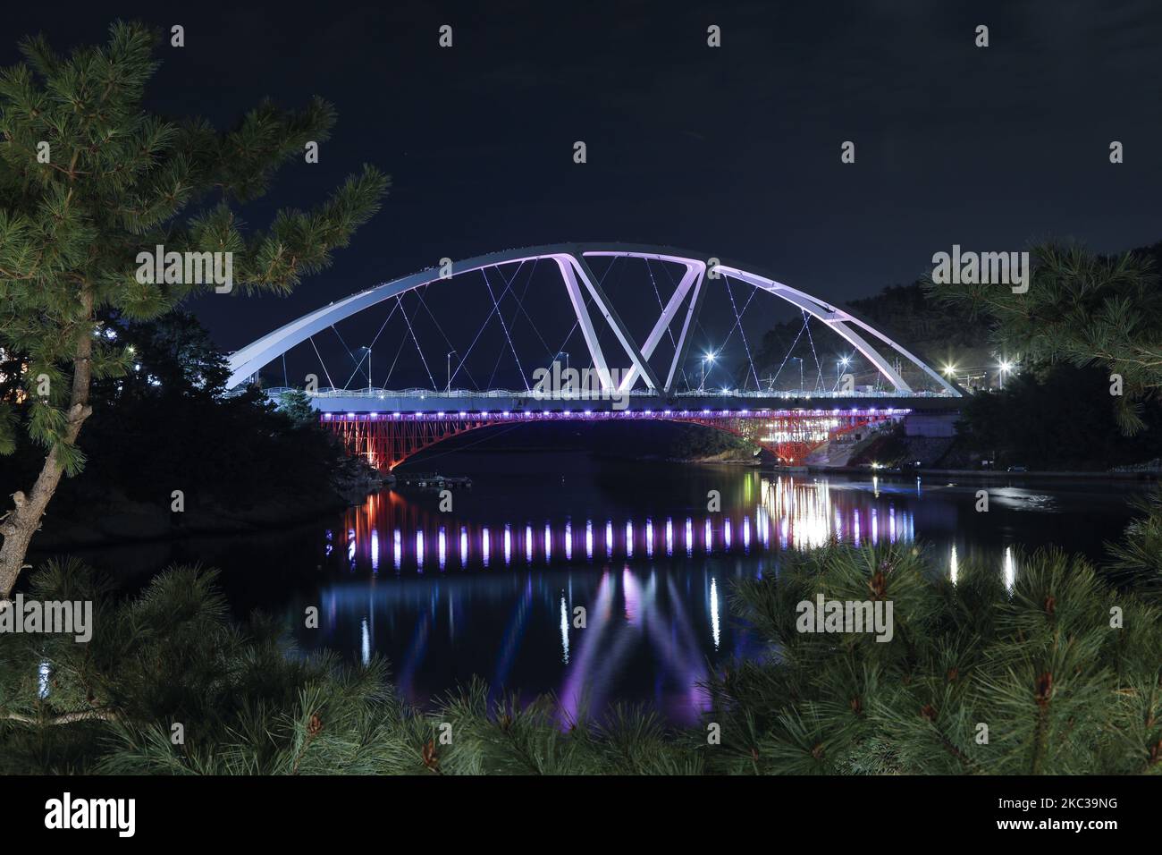 Une vue nocturne de 'The Bridge on the River Changwon Kwai' à Changwon-City, Corée du Sud, le 29 octobre 2020. Le pont est relié à Gubok-RI et Jeodo-Island. (Photo de Seung-il Ryu/NurPhoto) Banque D'Images