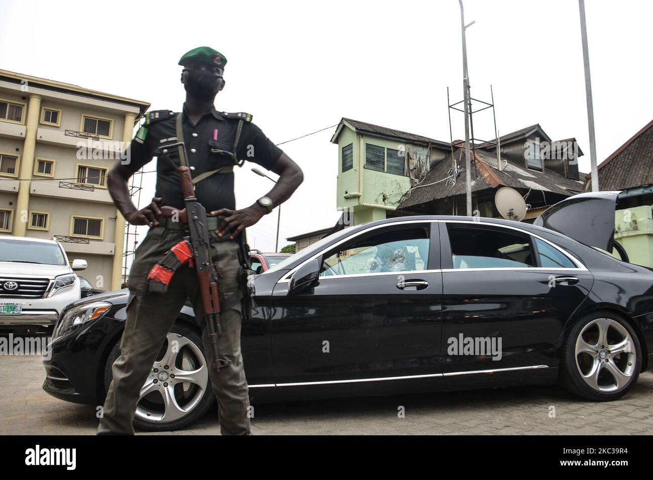 Un policier se trouve sur la garde à côté de l'une des voitures vandalisées par des hoodlums à l'intérieur de l'enceinte d'Oba of Lagos lors de la visite de l'inspecteur général de la police à Lagos, sur 3 novembre 2020. L'inspecteur général de la police, Mohammed Adamu, en visite à Lagos, a exhorté les hommes et les officiers de la police nigériane de l'État de Lagos à ne pas être découragés par la destruction et les meurtres de leurs hommes lors de la manifestation #EndSARS dans l'État, L'IG a admis que le moral de la police était en baisse après l'horrible incident, au cours duquel six policiers ont été lynchés et 36 blessés graves. (Photo par Olukayode Jaiyeola/NurPhoto) Banque D'Images