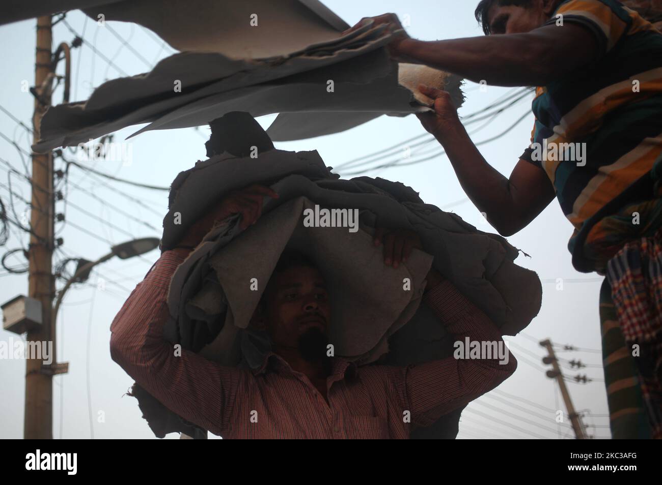 Les travailleurs déchargent des morceaux de cuir pour transformation ultérieure dans la région de Hazaribagh à Dhaka, au Bangladesh, mercredi, à 04 novembre 2020. (Photo de Syed Mahamudur Rahman/NurPhoto) Banque D'Images Les travailleurs déchargent des morceaux de cuir pour transformation ultérieure dans la région de Hazaribagh à Dhaka, au Bangladesh, mercredi, à 04 novembre 2020. (Photo de Syed Mahamudur Rahman/NurPhoto) Banque D'Images