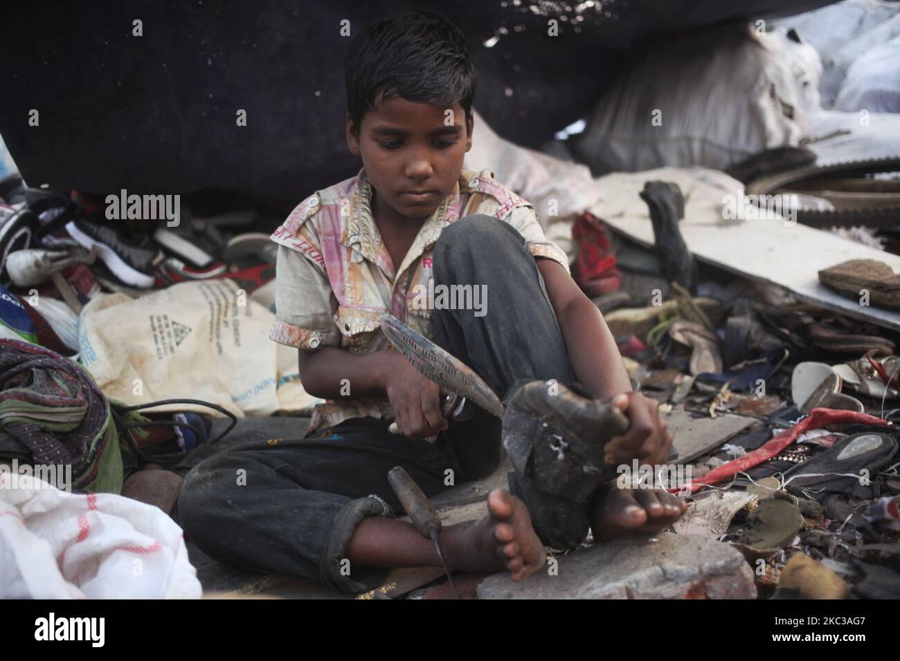 Shawon (11) Trie chaussures rejetées pour traitement ultérieur à Hazaribagh, Dhaka, Bangladesh, mercredi, 04 novembre 2020. (Photo de Syed Mahamudur Rahman/NurPhoto) Banque D'Images Shawon (11) Trie chaussures rejetées pour traitement ultérieur à Hazaribagh, Dhaka, Bangladesh, mercredi, 04 novembre 2020. (Photo de Syed Mahamudur Rahman/NurPhoto) Banque D'Images