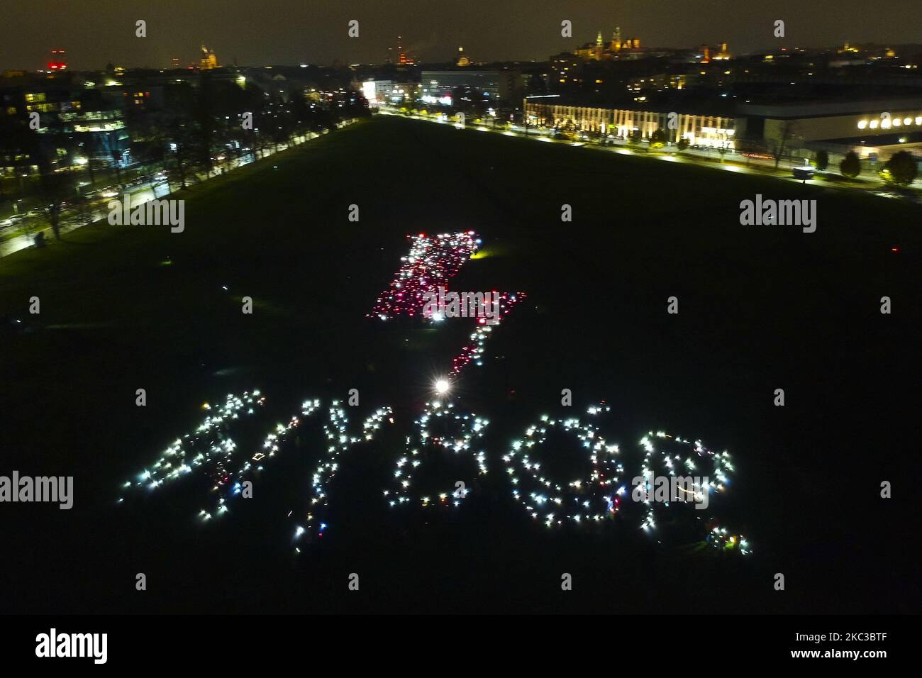 Une vue aérienne des personnes qui se sont rassemblées au parc de Blonia pour former, en utilisant la lumière du téléphone mobile, un tonnerre rouge, un symbole de la grève des femmes et un monde 'Wybor' (choix) lors d'une action contre les restrictions sur la loi sur l'avortement. Cracovie, Pologne sur 3 novembre 2020. La manifestation a été organisée par Women Strike après que le plus haut tribunal de Pologne ait jugé inconstitutionnel les avortements dus à des malformations fœtales, ce qui a permis au pays de se rapprocher d'une interdiction quasi totale des cessations d'emploi. (Photo de Beata Zawrzel/NurPhoto) Banque D'Images