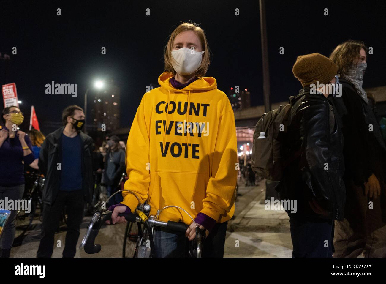 Un manifestant descend sur Cedar Ave. À Minneapolis lors d'un événement anti-Trump, sur 4 novembre 2020. Mercredi, à 4 novembre, des centaines de manifestants ont été arrêtés lors d'une marche au-dessus de l'autoroute I-94. La patrouille d'État, la Garde nationale et la police de Minneapolis ont déployé des centaines de personnes, en emportant des marcheurs sur l'autoroute et en emprisonnant tous les membres présents. (Photo de Tim Evans/NurPhoto) Banque D'Images