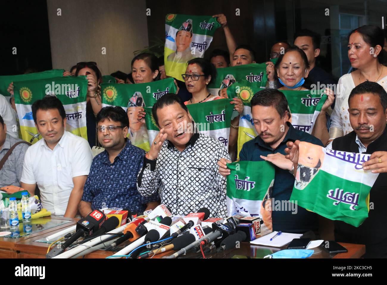 Gorkha Janamukti Morcha (GJM) Suprmo Bimal Gurung le long de Roson Giri et d'autres rencontrent la presse et annoncent à l'élection à venir 2021 soutien au chef du Congrès Trinamool Mama Banerjee à Kolkata, Inde sur 05 novembre,2020. (Photo de Debajyoti Chakraborty/NurPhoto) Banque D'Images