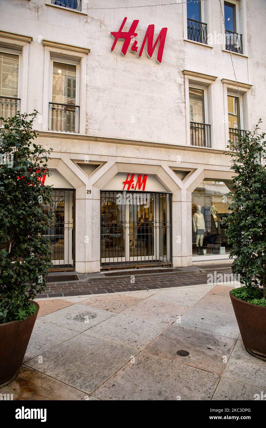 Vue sur le magasin fermé H&M de Brescia, Italie, sur 6 novembre 2020. Après  la nouvelle ordenance de Primer Ministre datée du troisième novembre, à  partir du 6 novembre, la Lombardie devient